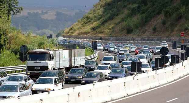 Camion si ribalta: paralizzata l'autostrada tra Roma Nord e Orte