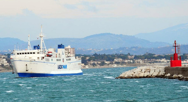 Ponza, traghetti bloccati per maltempo: «Onde alte quattro metri». Domani collegamenti solo con Formia