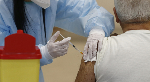 Vaccino anti Covid, anziani truffati dai medici: «50-60 euro a testa per una visita pre-dose»