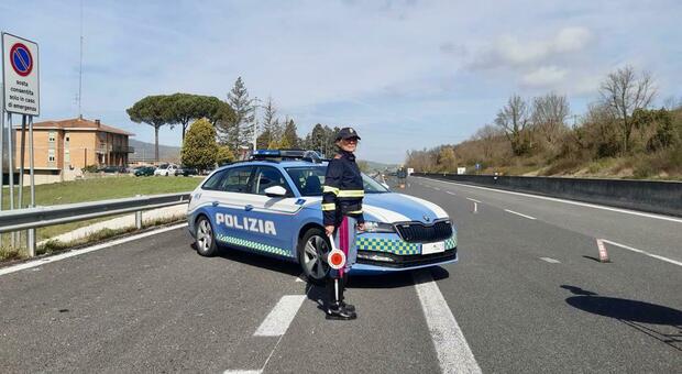 San Vittore del Lazio: pullman in panne sull'A1, paura per 60 bambini francesi. La polizia stradale li mette in salvo