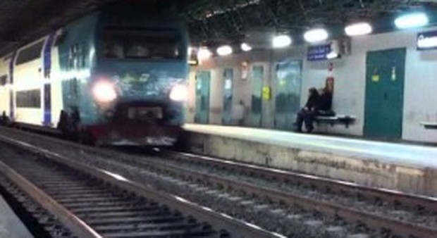 Muore investito sui binari, choc a Giustiniana: treni in tilt