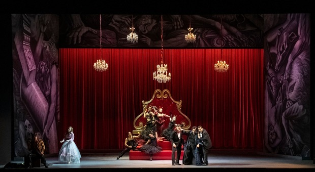 Il Rigoletto in scena al Comunale di Bologna, regia di Alessio Pizzech. Sul podio Matteo Beltrami