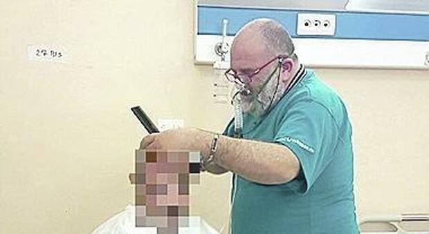Barbiere ricoverato taglia i capelli agli altri pazienti: «Il Covid non ferma la passione»