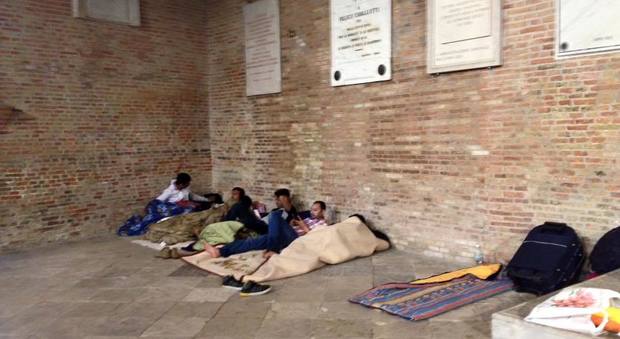 I profughi accampati ieri sera sotto la Loggia del municipio