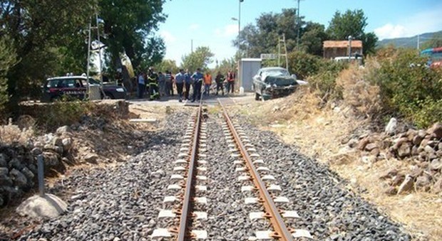 Auto investita da un treno al passaggio a livello: morto sul colpo il conducente (Foto Archivio)