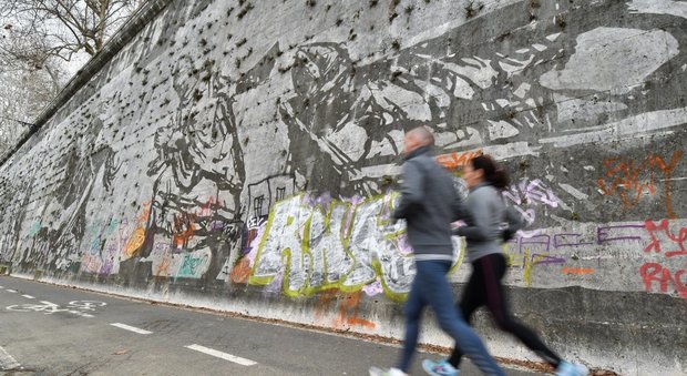 Roma, Kentridge senza pace: l'ennesimo sfregio ai murales sul Tevere
