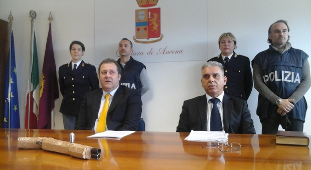 A sinistra il capo della squadra Mobile di Ancona, Virgilio Russo, a destra il vice Carlo Pinto