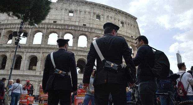 Roma, 15enne canadese sfregia il Colosseo: scrive il suo nome sul travertino. Denunciato