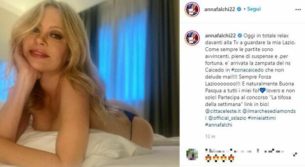 Anna Falchi senza veli per la sua Lazio su Instagram, sexy relax davanti alla tv FOTO