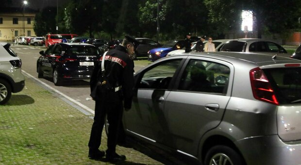 Spari in un parcheggio a Milano, ferite due donne: sono madre e figlia 16enne. Si cerca un parente
