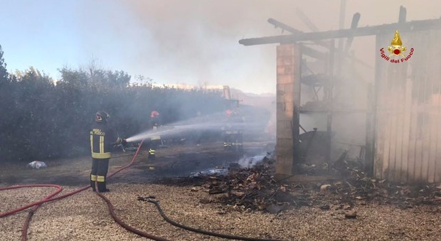 Paura in città: garage vicino a una casa distrutto dal fuoco