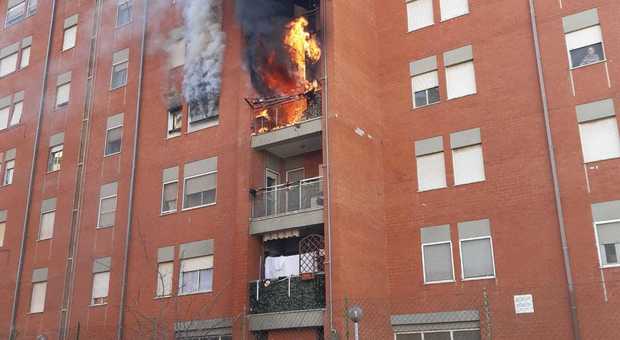 In fiamme un appartamento, paura a Cisterna: palazzina inagibile