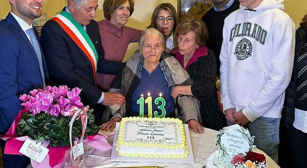 Nonna Laurina compie 113 anni, i segreti della lunga vita tra due secoli: «Ci vediamo l'anno prossimo»