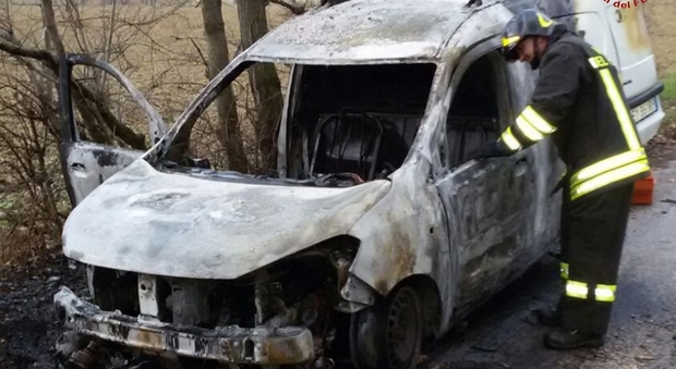 Il furgone distrutto dalle fiamme a Montignano