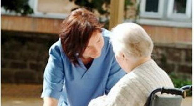 Operatori in aiuto alle case per anziani