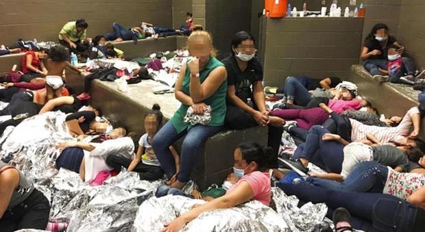 Migranti, campi di detenzione choc in Texas: «Ci hanno detto di bere l'acqua dal lavandino del bagno»