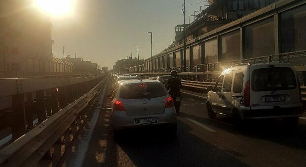 Napoli, ancora disagi e lunghe code sull'asse mediano: automobilisti inferociti