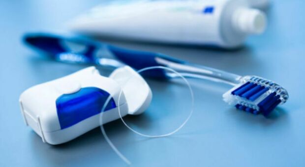 Cura dei denti: spazzolino, filo e dieta per proteggere lo smalto