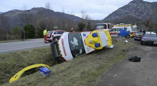 https://statics.cedscdn.it/photos/MED/59/40/8435940_24172509_ambulanza_incidente.jpg