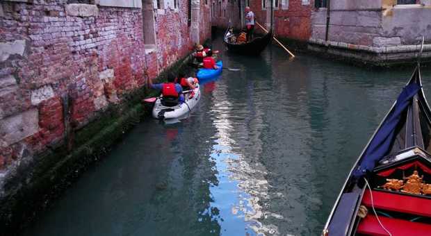 Canoe, kayak e sup nei canali. Il sindaco dice stop: «Sono pericolosi»