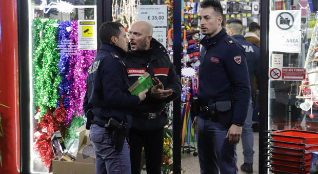 Baby gang di romeni nel negozio, commerciante si difende: 2 accoltellati