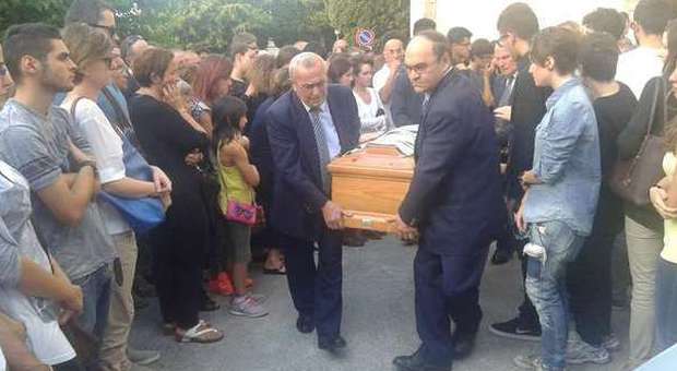 Un momento dei funerali di Mattia Coloccioni
