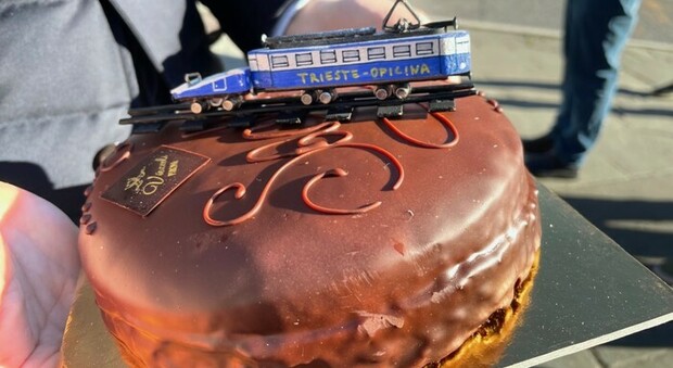 Tram di Opicina ancora fermo: una torta Sacher celebra il "fantasma"