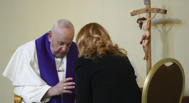 Papa Francesco: «Chi ferisce una donna profana Dio». Messa a San Pietro con l'icona della Madonna di Montevergine (protettrice dei trans)