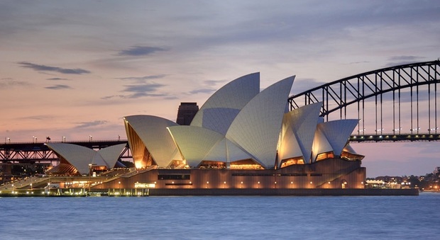 Fuochi d'artificio dall'altra parte del mondo all'Opera House di Sidney