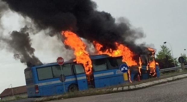 Rovigo. Incendio su un bus carico di studenti