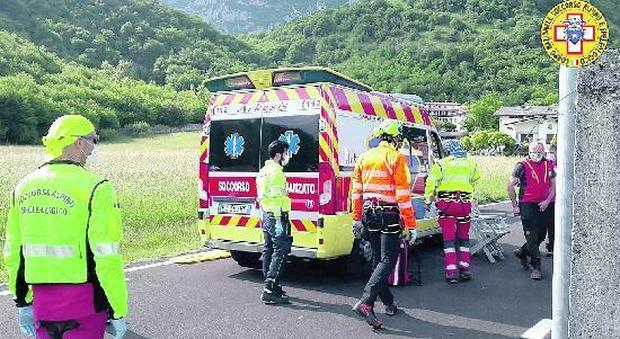L'ambulanza e i tecnici del soccorso alpino intervenuti nella zona del castello di Montereale