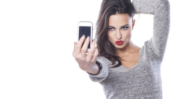 Il selfie è donna: ecco da dove nasce la mania dell'autoscatto