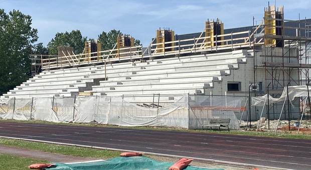 Falconara, lo stadio Roccheggiani al rush finale: la tribuna in ritardo di oltre un anno