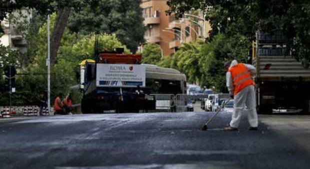 Roma, l'ultimo rimedio anti-buche: asfalto «magico» sulle strade. Test nei Municipi dove si vota
