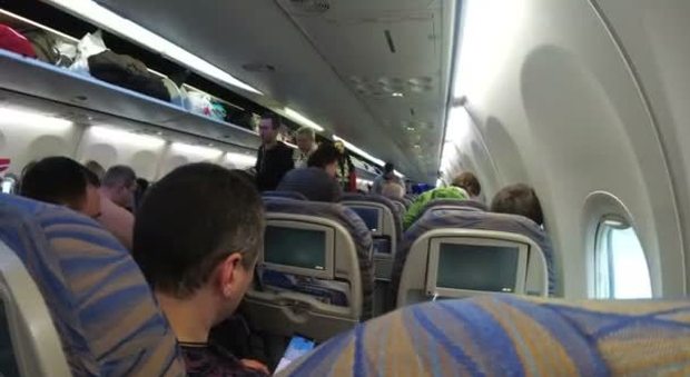 Muore in volo tra New York e Roma, i disperati tentativi dei quattro medici a bordo di salvare il 47enne