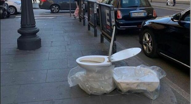 Roma, water abbandonato in strada alla Stazione Termini: la foto diventa virale