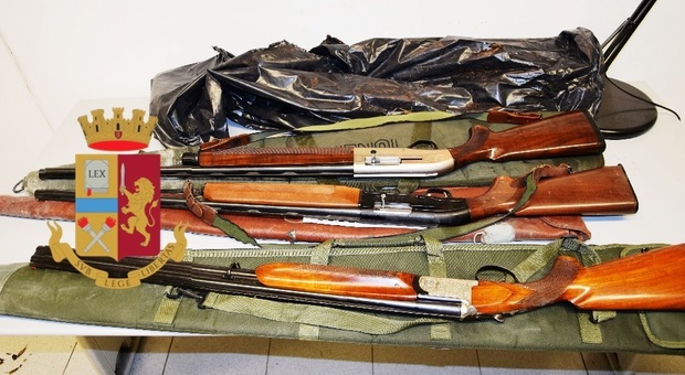 Busta abbandonata vicino a scuola elementare: dentro tre fucili rubati
