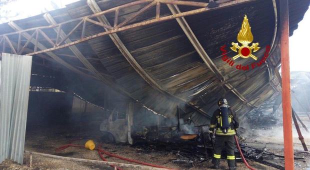 Spoleto, fuoco ed esplosioni in una rimessa: sei camper distrutti