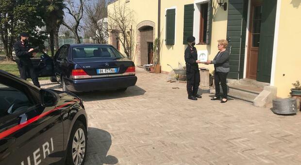 I carabinieri restituiscono l'auto e alcuni oggetti rubati alla vittima della rapina