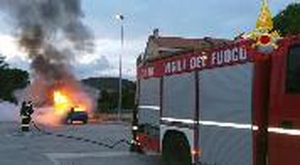 Corridonia, incendio all'alba distrugge un'auto in sosta, indaga la polizia