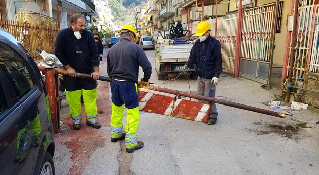 Napoli, sbarre e muretti di cemento abusivi rimosse a Pianura