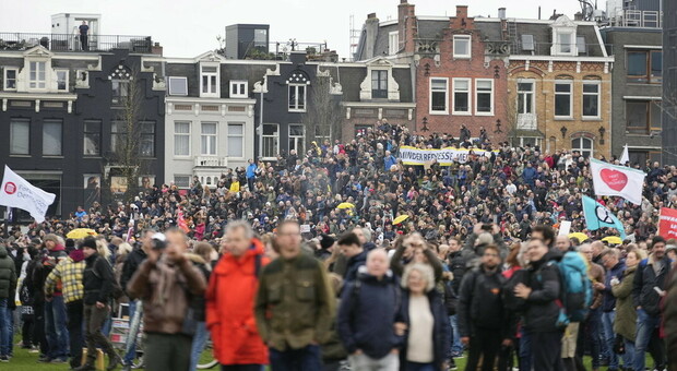 Covid, proteste ad Amsterdam contro le misure anti covid: «Meno repressione, più cura»