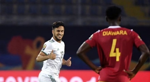 Ounas protagonista, batte Diawara: segna e trascina l'Algeria ai quarti