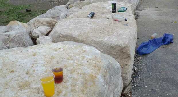 Movida e degrado a Porto Santa Margherita: bottiglie e bicchieri abbandonati