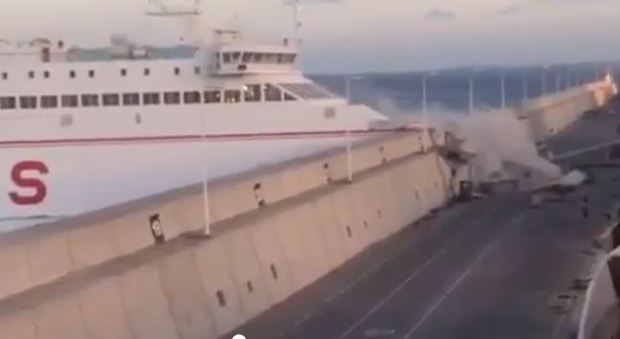 Traghetto in avaria con 140 passeggeri si schianta contro il molo del porto