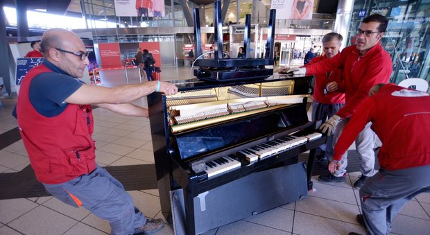 Napoli, niente più pianoforte alla stazione: «sfasciato» per paura di attentati