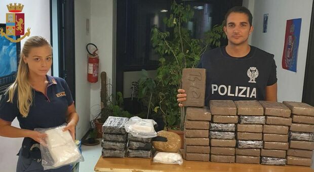 Cinquanta chili di cocaina in giro per Roma a bordo di due utilitarie