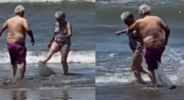 Coppia di anziani «innamorati come adolescenti» gioca in spiaggia, il video diventa virale. «L'amore non ha età»