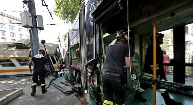 Roma, scontro tram-trenino a Porta Maggiore: 5 feriti, caos traffico
