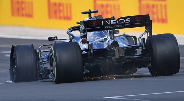 Hamilton taglia il traguardo del Gran Premio d'Inghilterra su tre ruote